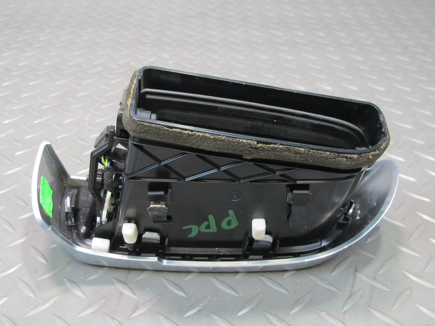 2011-2018 Porsche Cayenne 958 Front Left Side Dash Center A/C Air Vent Grille