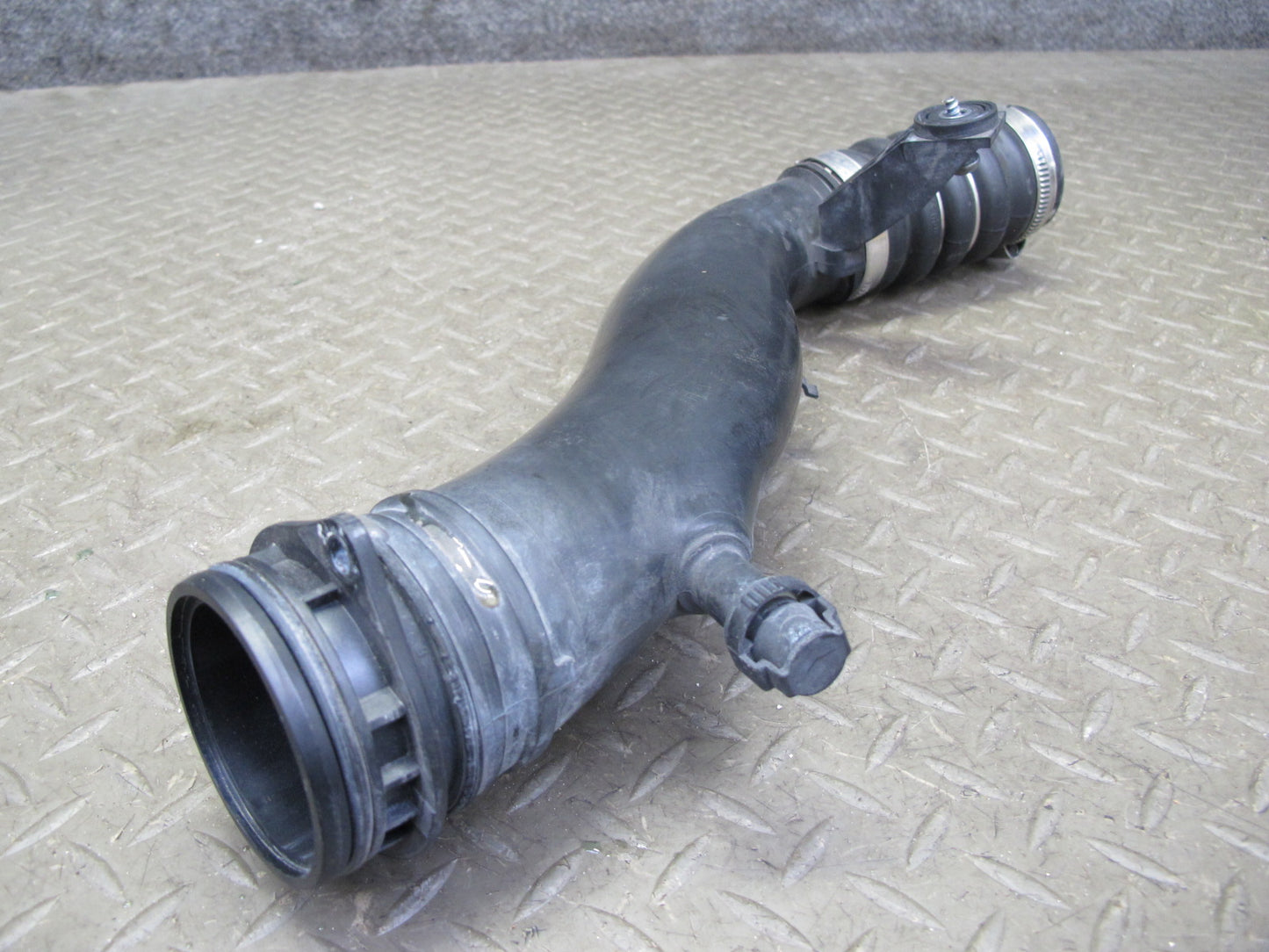 2011-2018 Porsche Cayenne 958 4.8L Turbo Right Side Intercooler Hose Pipe Line