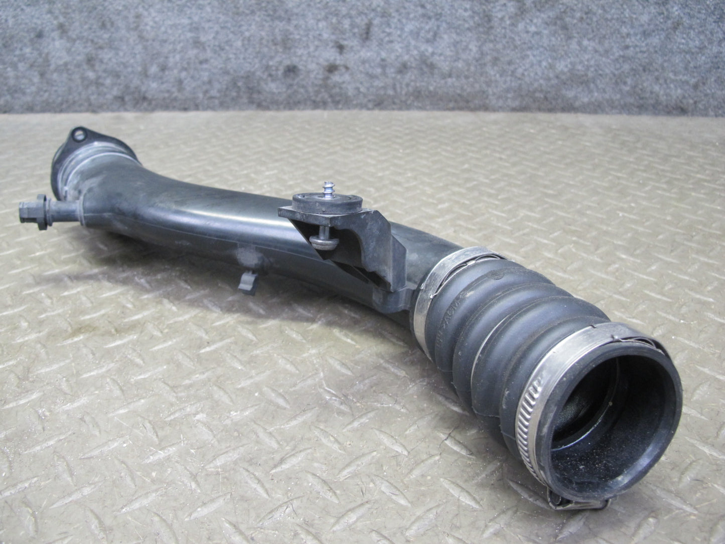 2011-2018 Porsche Cayenne 958 4.8L Turbo Right Side Intercooler Hose Pipe Line