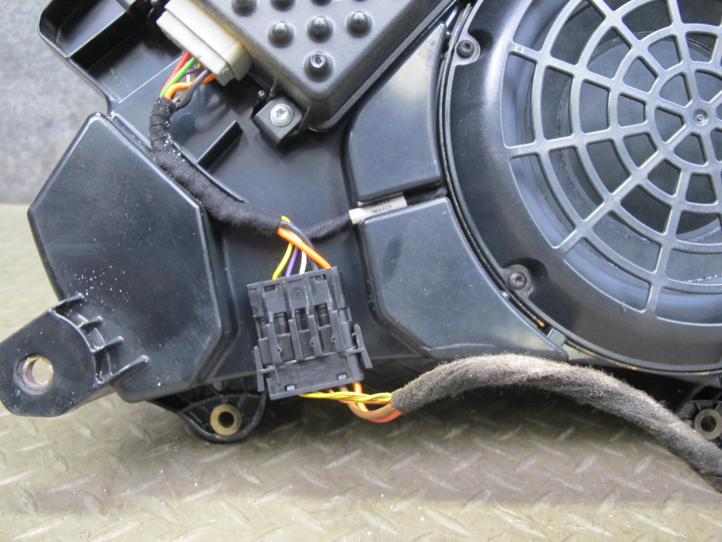 2011-2018 Porsche Cayenne 958 Bose Rear Subwoofer Speaker Box Assembly