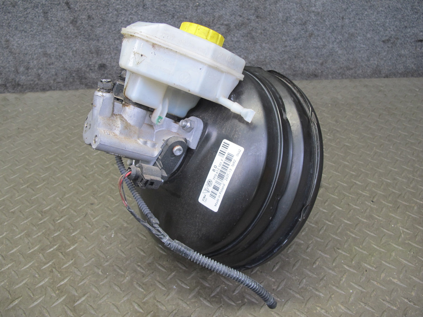 2011-2014 Porsche Cayenne S 958 Brake Booster W/ Master Cylinder & Reservoir