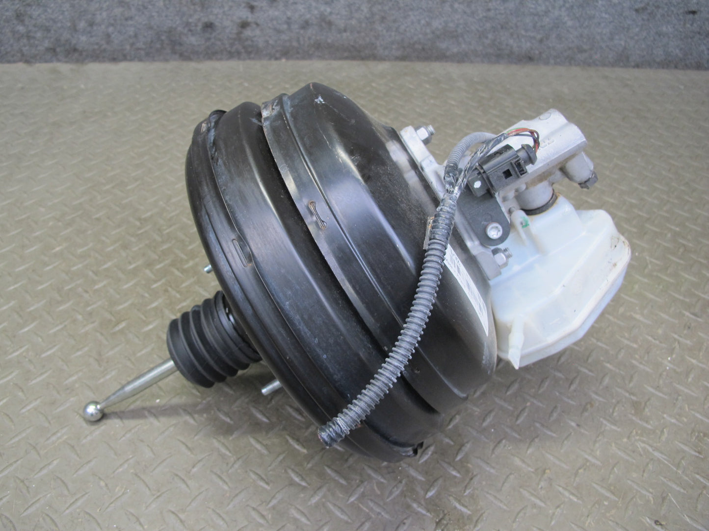 2011-2014 Porsche Cayenne S 958 Brake Booster W/ Master Cylinder & Reservoir