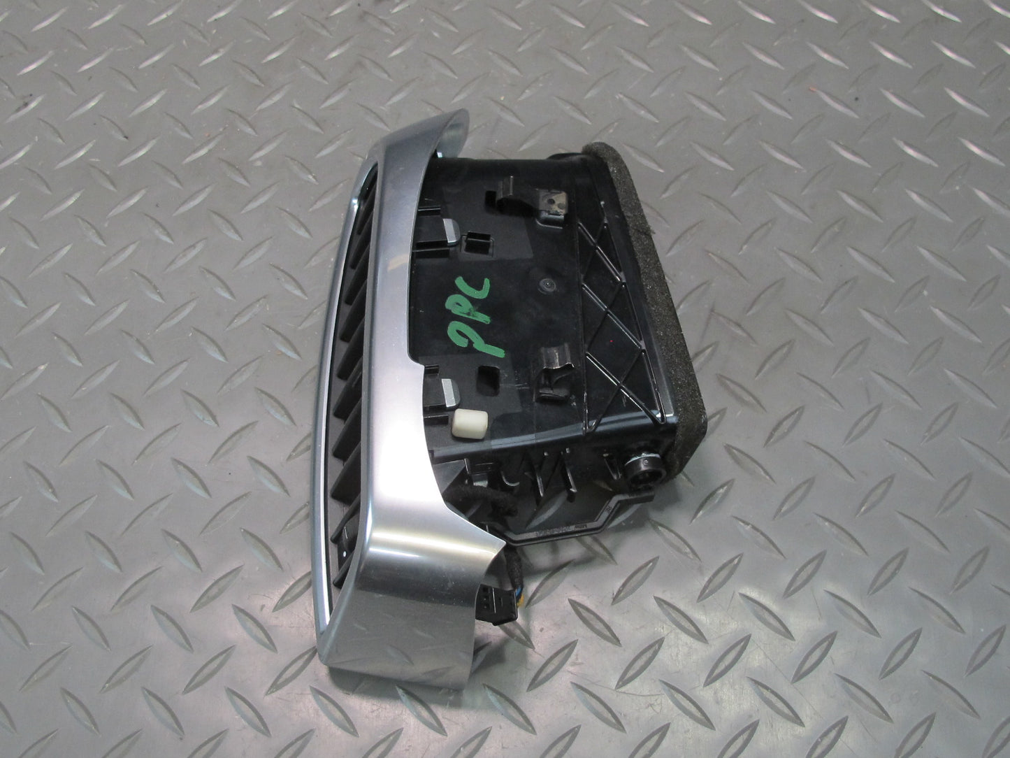 2011-2018 Porsche Cayenne 958 Front Right Side Dash Center A/C Air Vent Grille