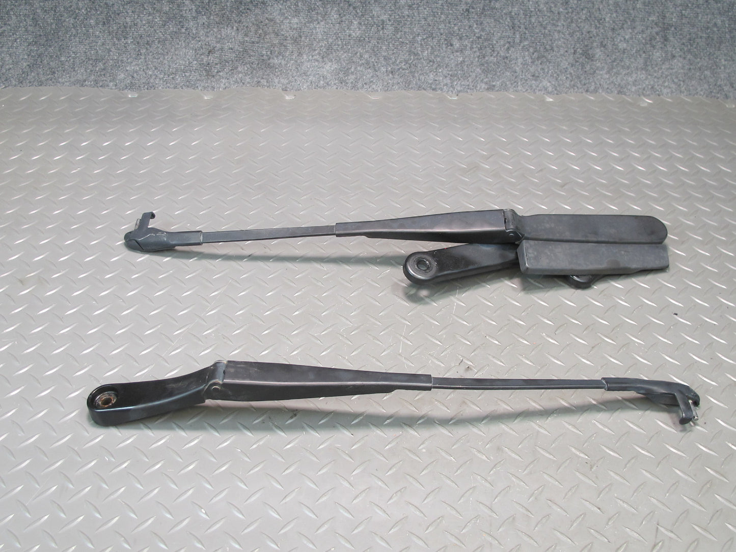 2011-2018 Porsche Cayenne 958 Front Right & Left Side Windshield Wiper Arm Set