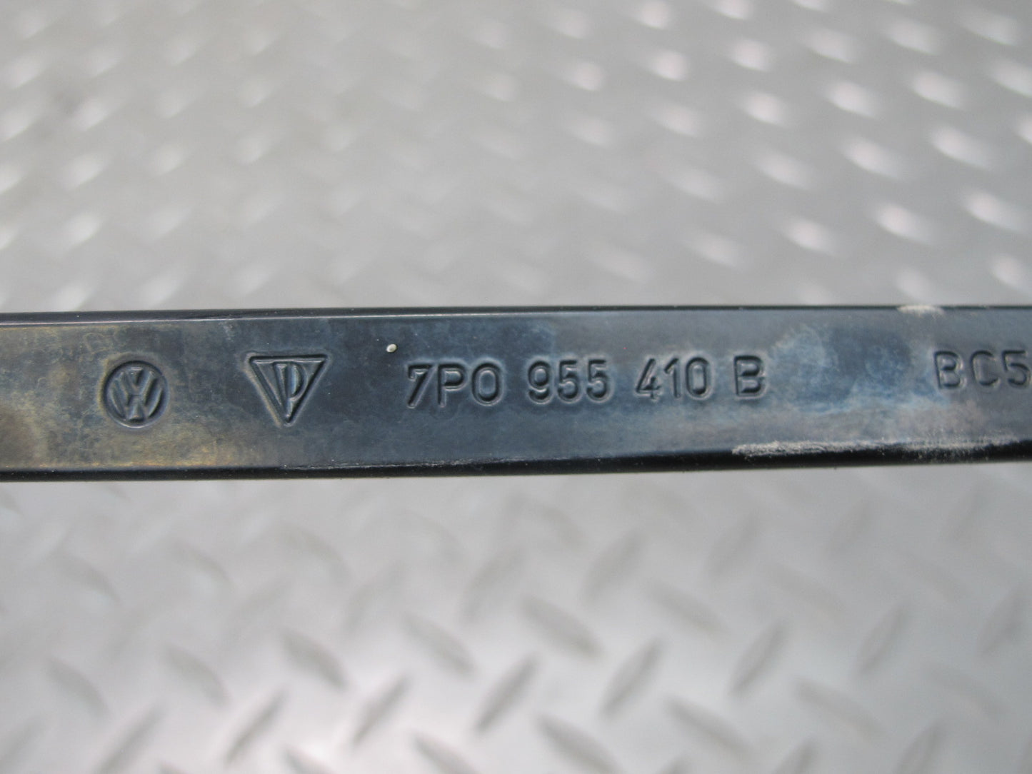 2011-2018 Porsche Cayenne 958 Front Right & Left Side Windshield Wiper Arm Set