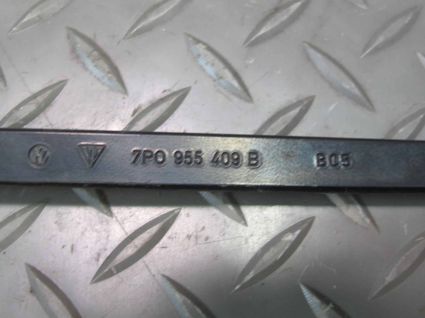 2011-2018 Porsche Cayenne 958 Front Right & Left Side Windshield Wiper Arm Set