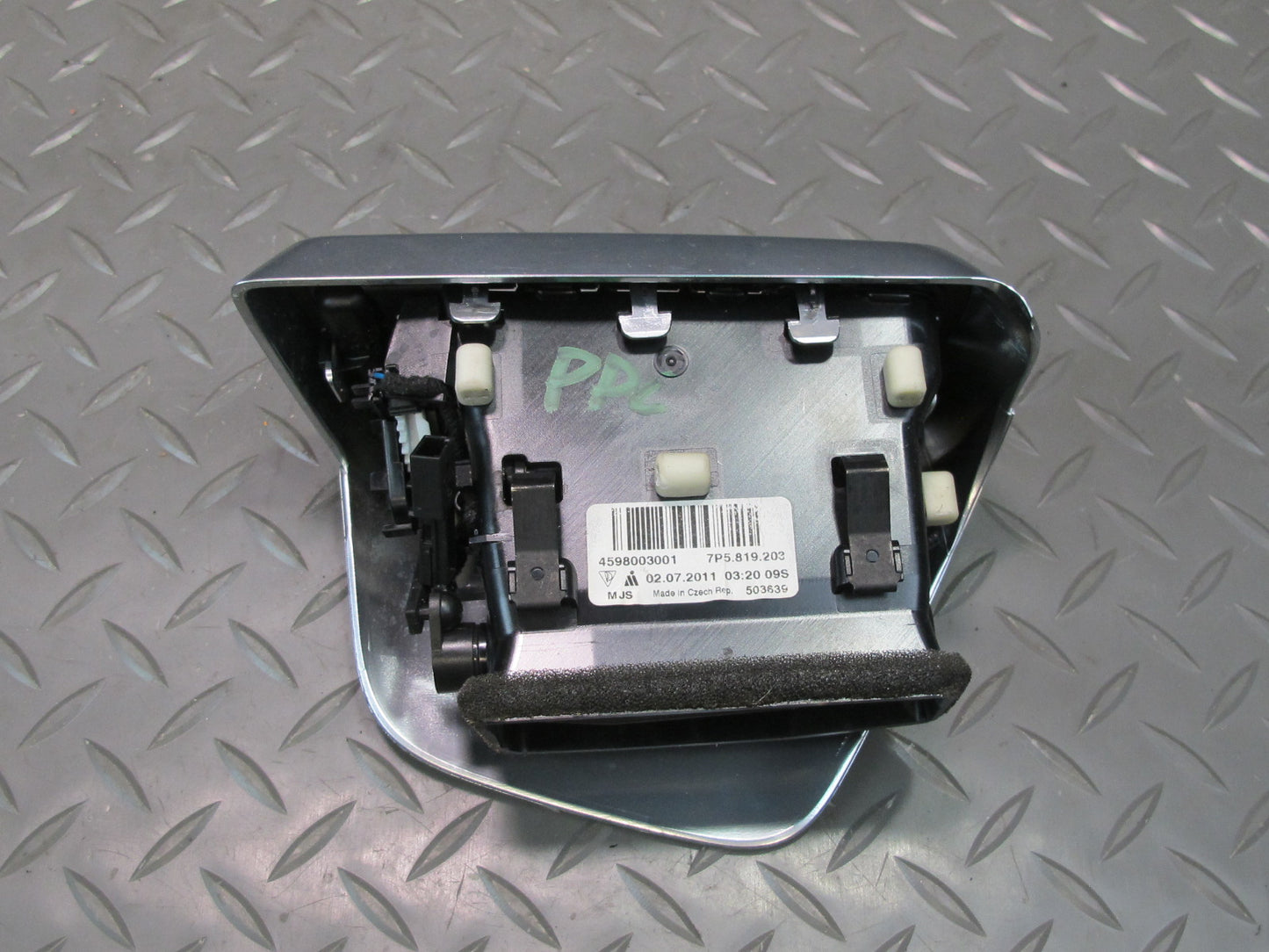 2011-2018 Porsche Cayenne 958 Rear Left Side Center A/C Heater Air Vent Grille