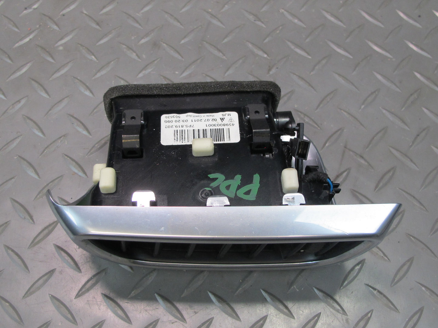 2011-2018 Porsche Cayenne 958 Rear Left Side Center A/C Heater Air Vent Grille