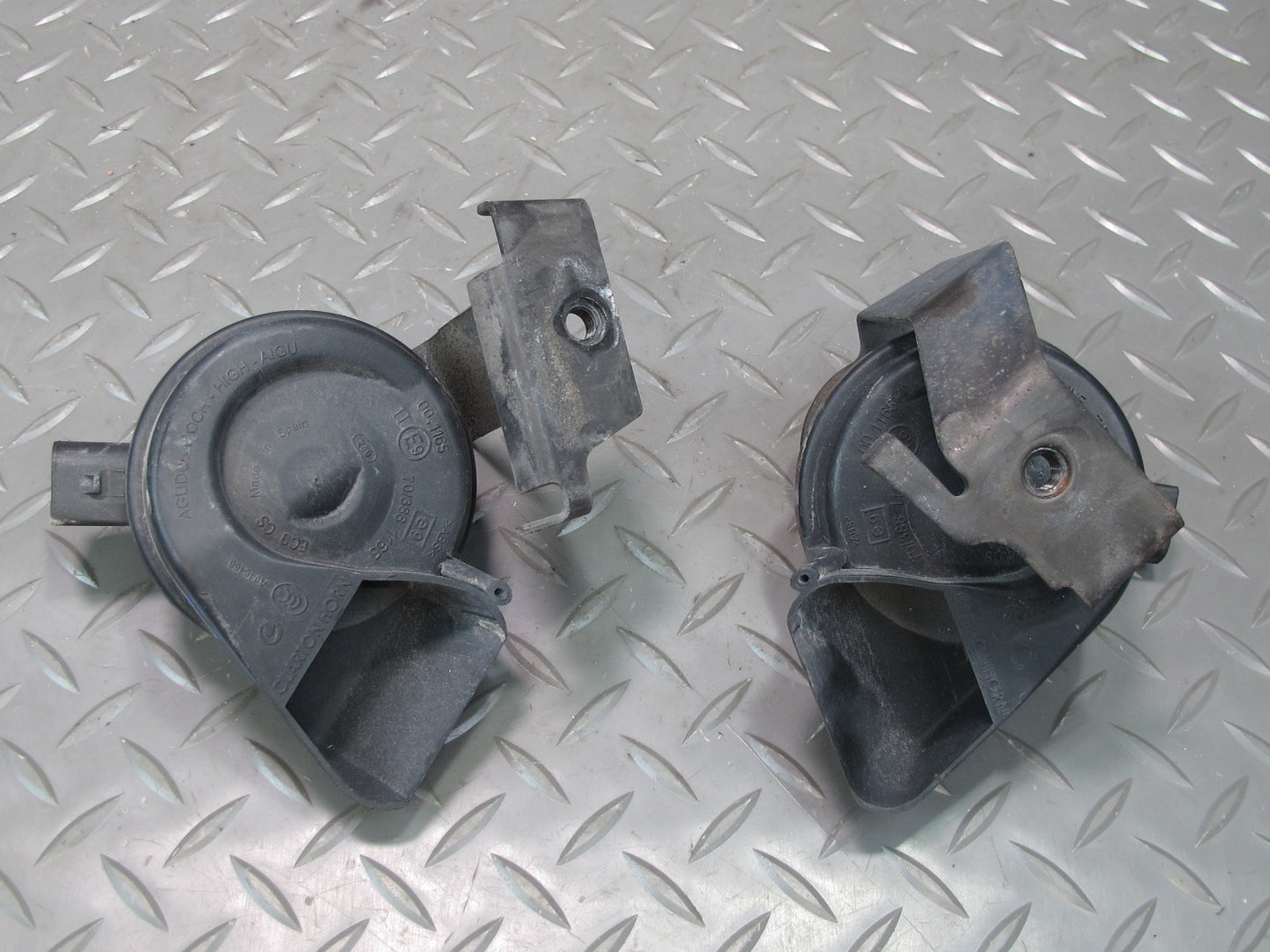 2011-2014 Porsche Cayenne 958 High & Low Tone Horn Signal W/ Mount Bracket Set