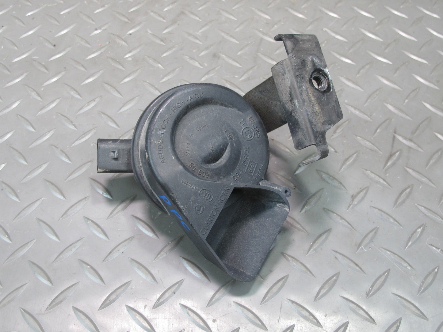 2011-2014 Porsche Cayenne 958 High & Low Tone Horn Signal W/ Mount Bracket Set