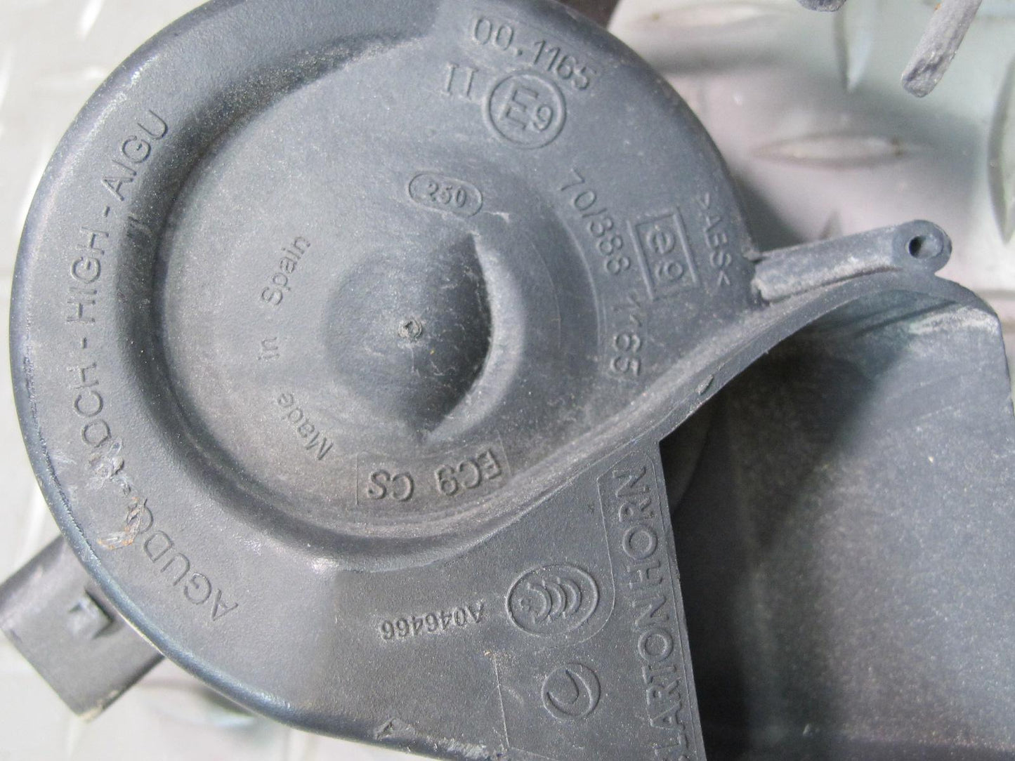 2011-2014 Porsche Cayenne 958 High & Low Tone Horn Signal W/ Mount Bracket Set