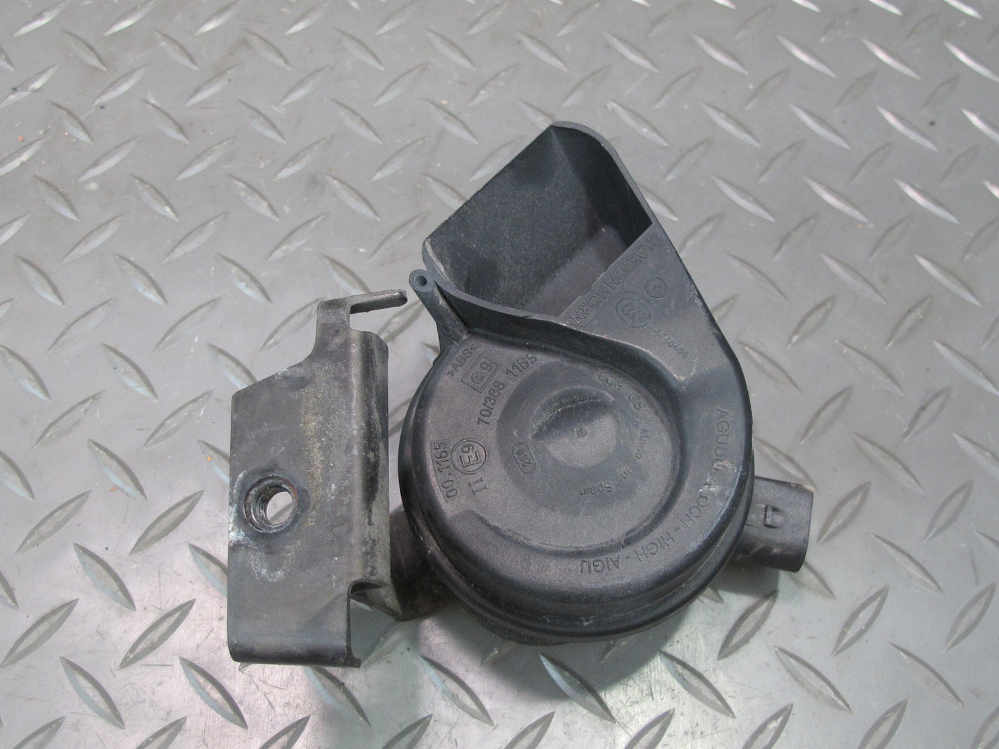 2011-2014 Porsche Cayenne 958 High & Low Tone Horn Signal W/ Mount Bracket Set