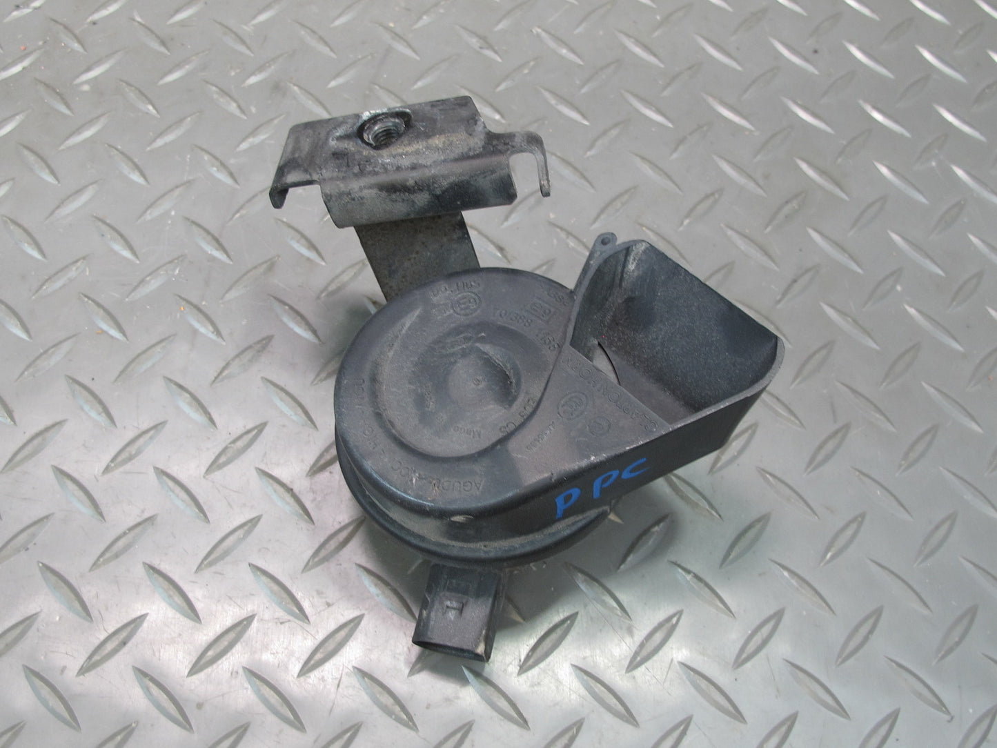 2011-2014 Porsche Cayenne 958 High & Low Tone Horn Signal W/ Mount Bracket Set