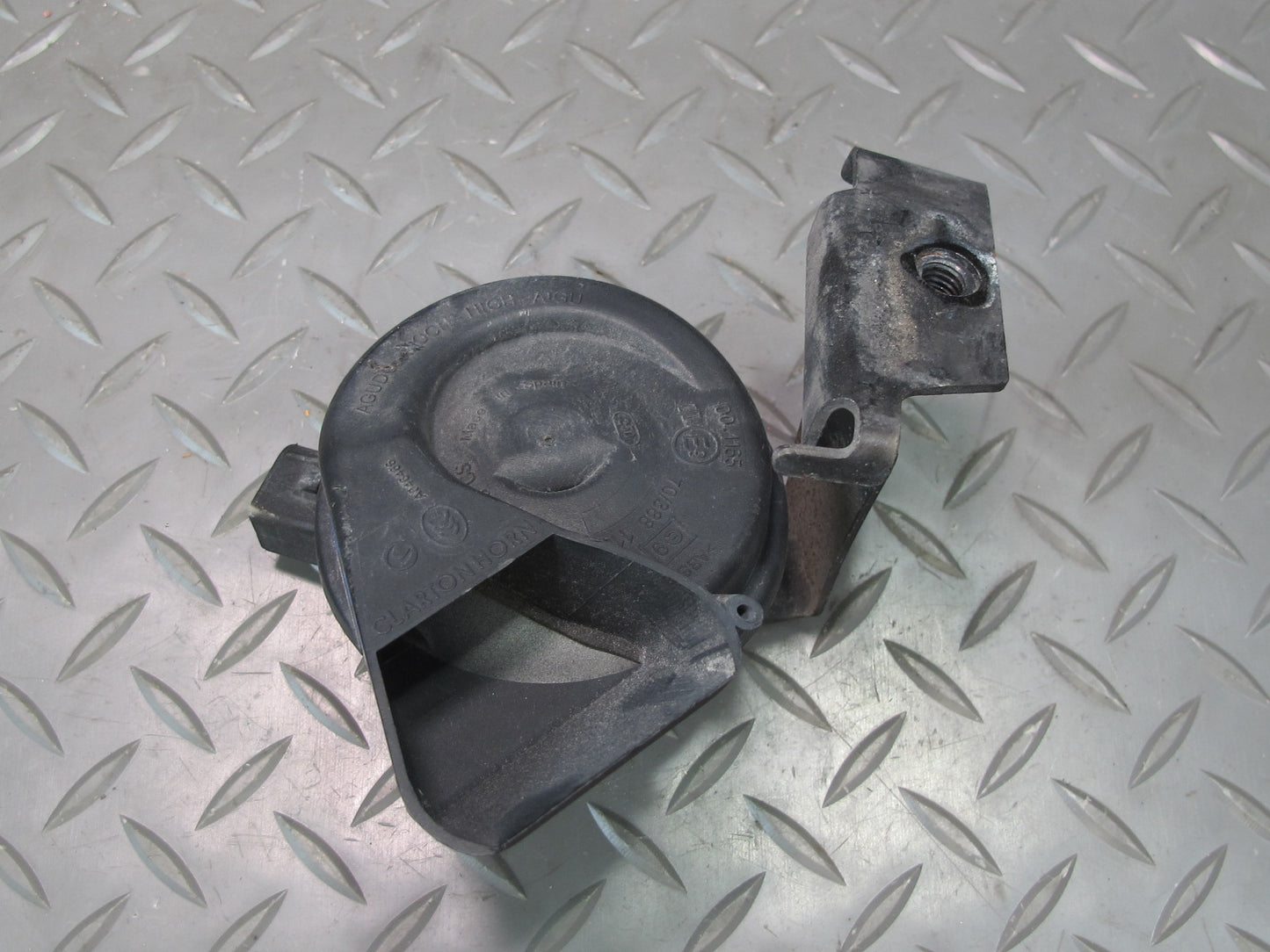 2011-2014 Porsche Cayenne 958 High & Low Tone Horn Signal W/ Mount Bracket Set