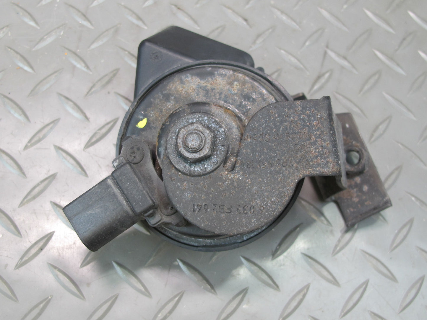 2011-2014 Porsche Cayenne 958 High & Low Tone Horn Signal W/ Mount Bracket Set