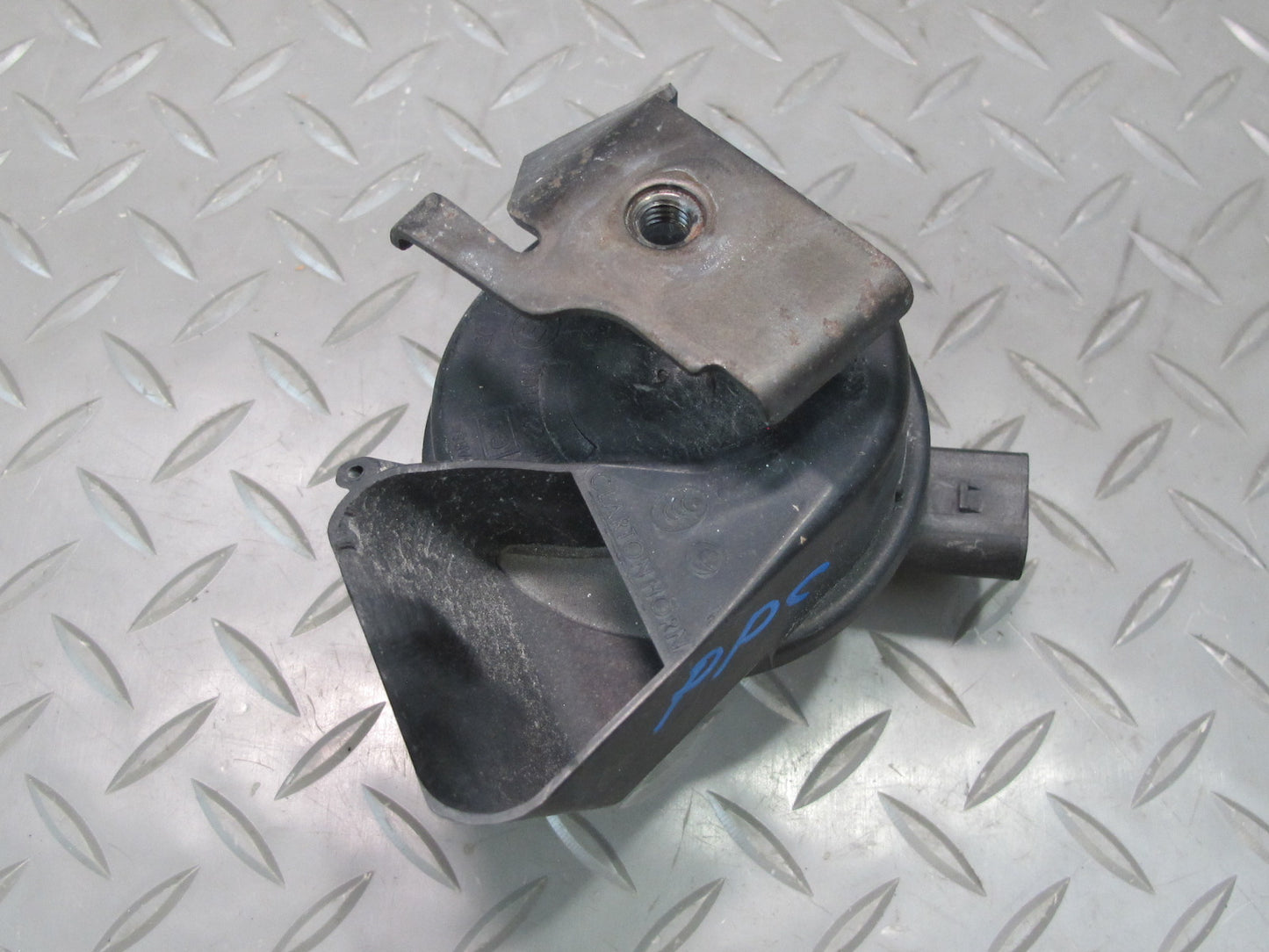 2011-2014 Porsche Cayenne 958 High & Low Tone Horn Signal W/ Mount Bracket Set