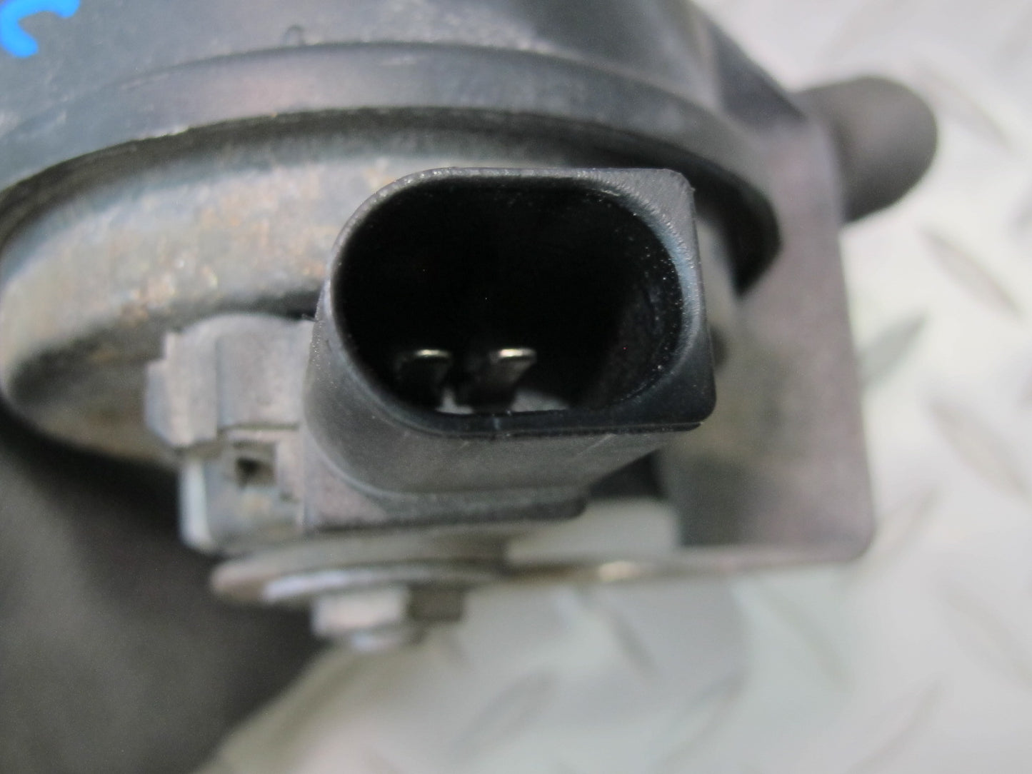 2011-2014 Porsche Cayenne 958 High & Low Tone Horn Signal W/ Mount Bracket Set