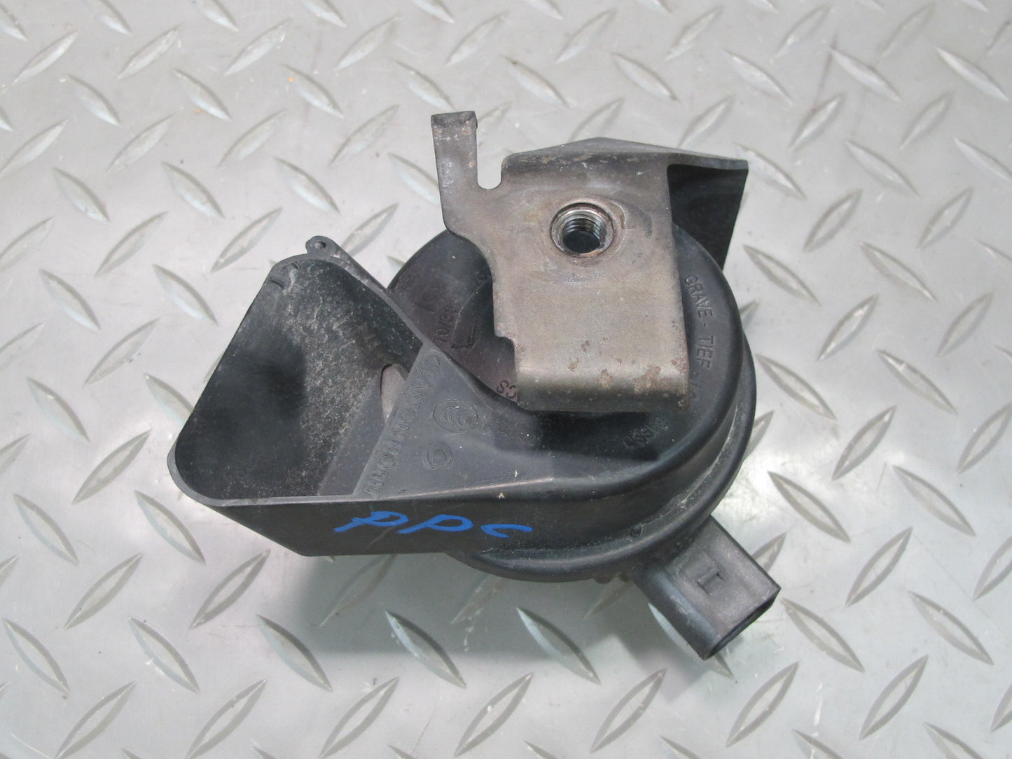 2011-2014 Porsche Cayenne 958 High & Low Tone Horn Signal W/ Mount Bracket Set