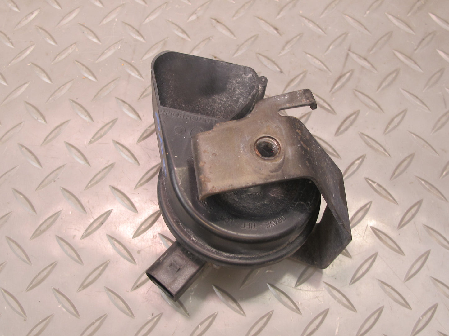 2011-2014 Porsche Cayenne 958 High & Low Tone Horn Signal W/ Mount Bracket Set