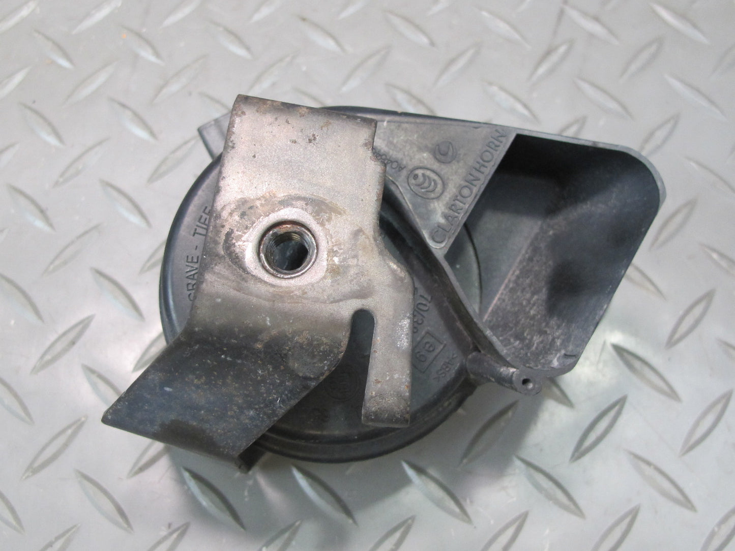 2011-2014 Porsche Cayenne 958 High & Low Tone Horn Signal W/ Mount Bracket Set