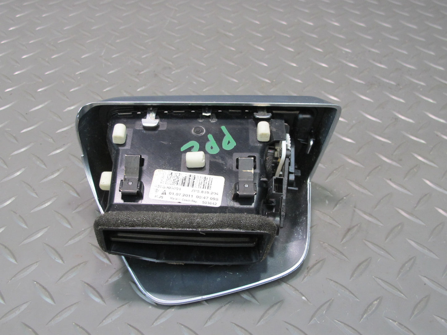 2011-2018 Porsche Cayenne 958 Rear Right Side Center A/C Heater Air Vent Grille