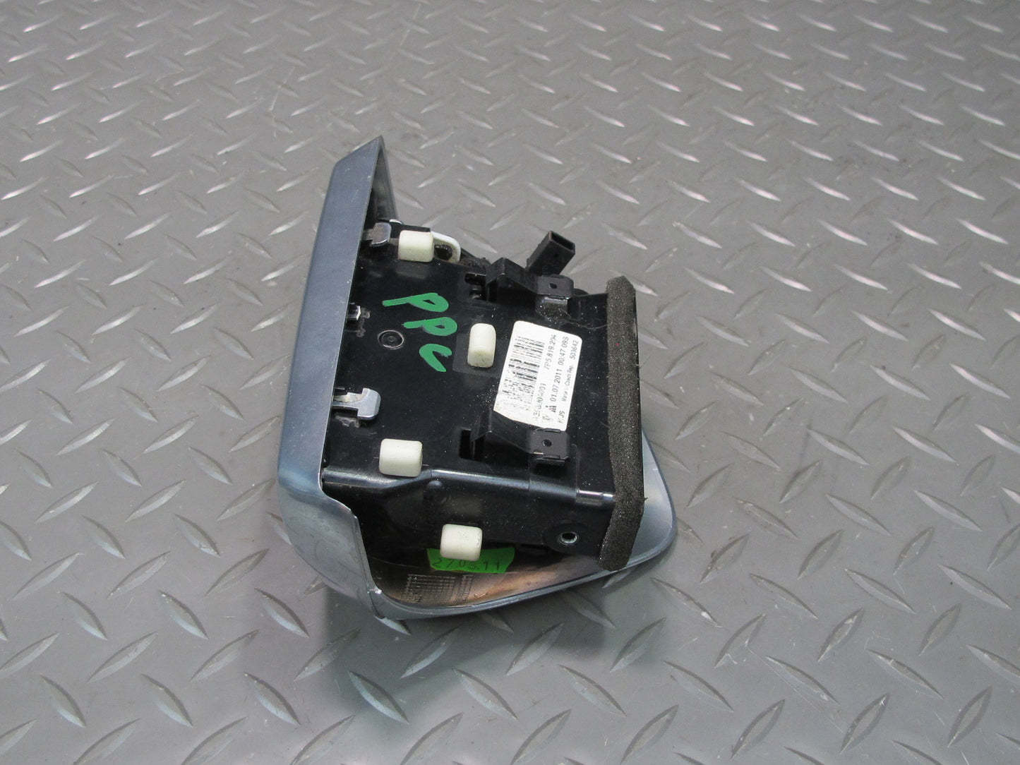 2011-2018 Porsche Cayenne 958 Rear Right Side Center A/C Heater Air Vent Grille