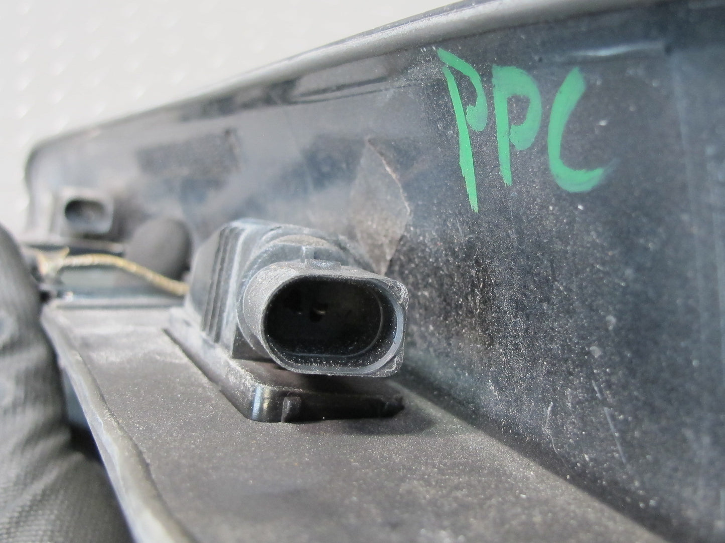 2011-2018 Porsche Cayenne 958 Rear Tailgate Trunk Lid License Light Handle Cover