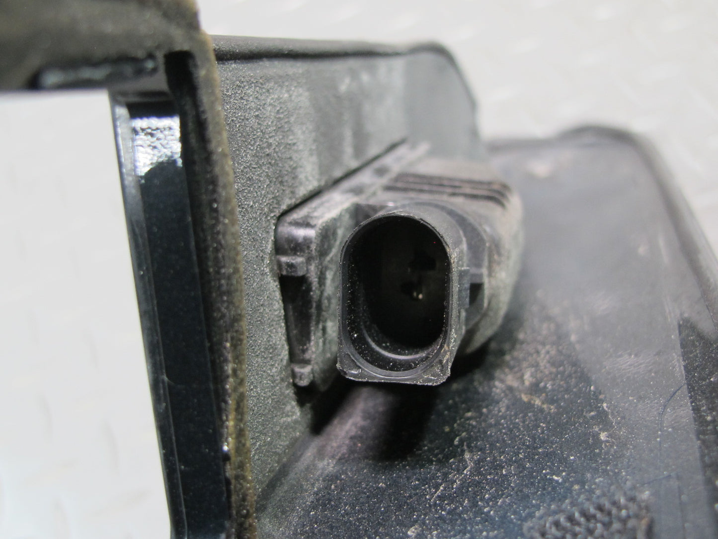 2011-2018 Porsche Cayenne 958 Rear Tailgate Trunk Lid License Light Handle Cover