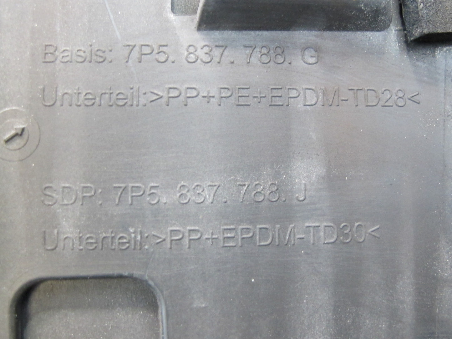 2011-2018 Porsche Cayenne 958 Rear Right Pass Side Lower Door Molding Blade