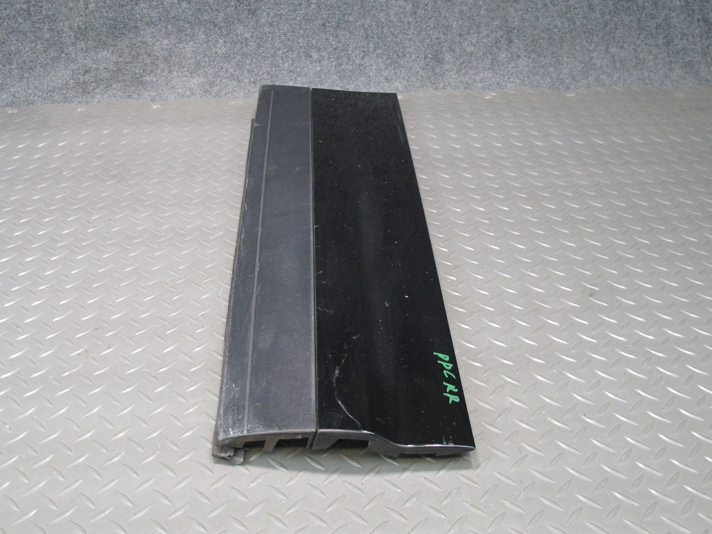 2011-2018 Porsche Cayenne 958 Rear Right Pass Side Lower Door Molding Blade