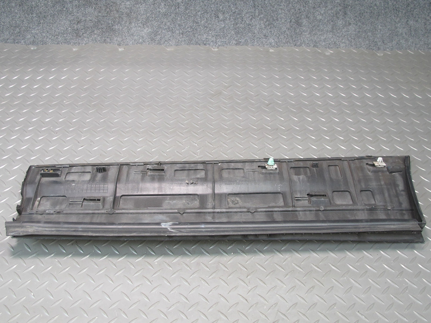 2011-2018 Porsche Cayenne 958 Rear Right Pass Side Lower Door Molding Blade