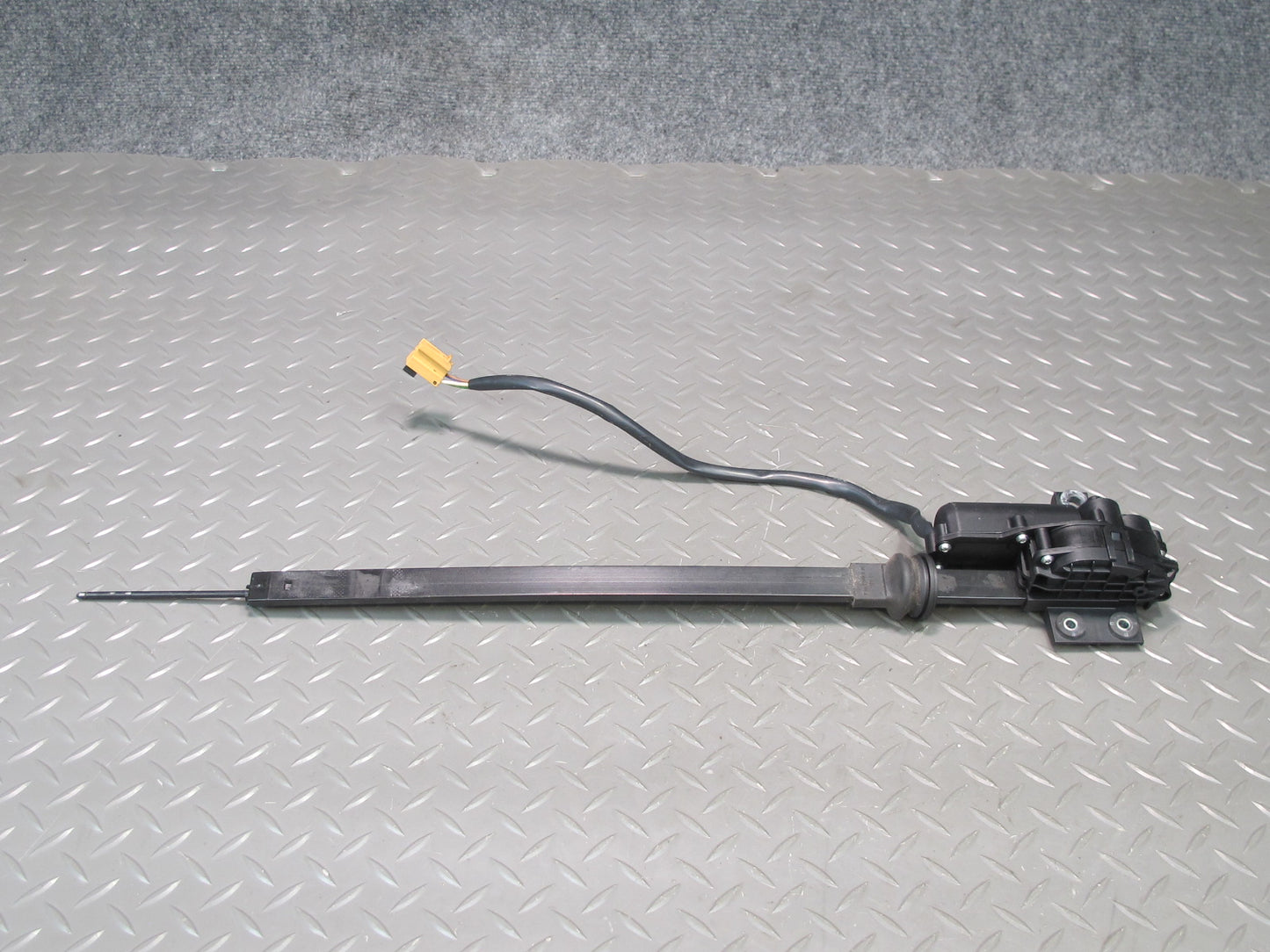 2011-2018 Porsche Cayenne 958 Rear Right Side Door Window Sun Shade Motor