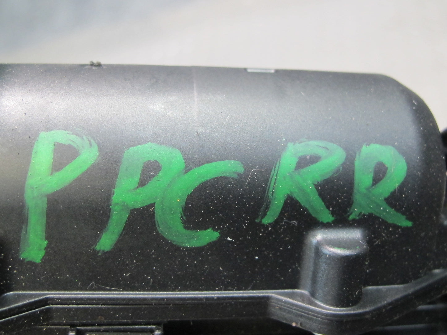 2011-2018 Porsche Cayenne 958 Rear Right Side Door Window Sun Shade Motor