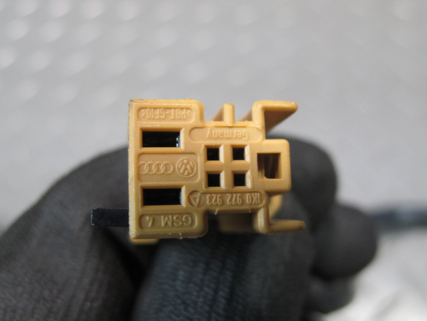 2011-2018 Porsche Cayenne 958 Rear Right Side Door Window Sun Shade Motor