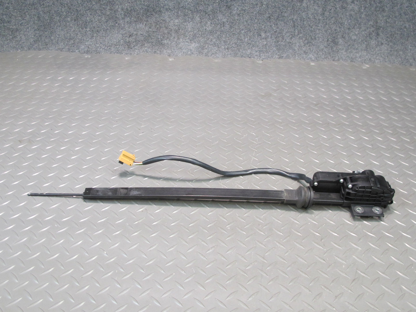 2011-2018 Porsche Cayenne 958 Rear Right Side Door Window Sun Shade Motor