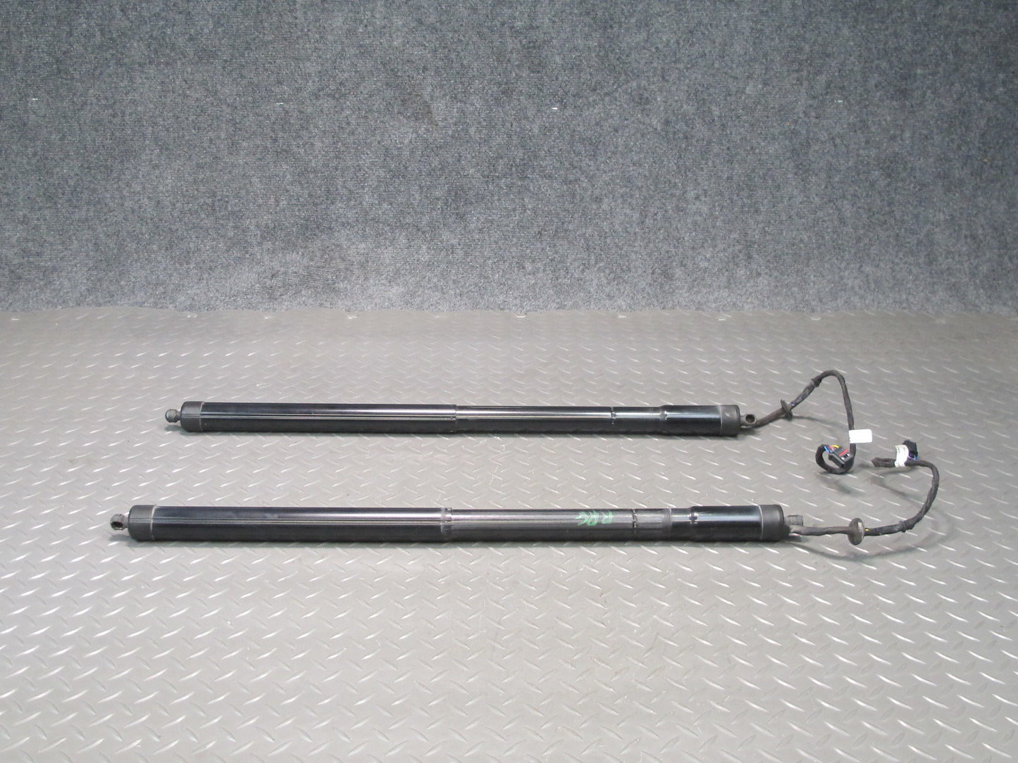 2011-2014 Porsche Cayenne 958 Rear Trunk Hatch Strut Shock Left Right Side Set