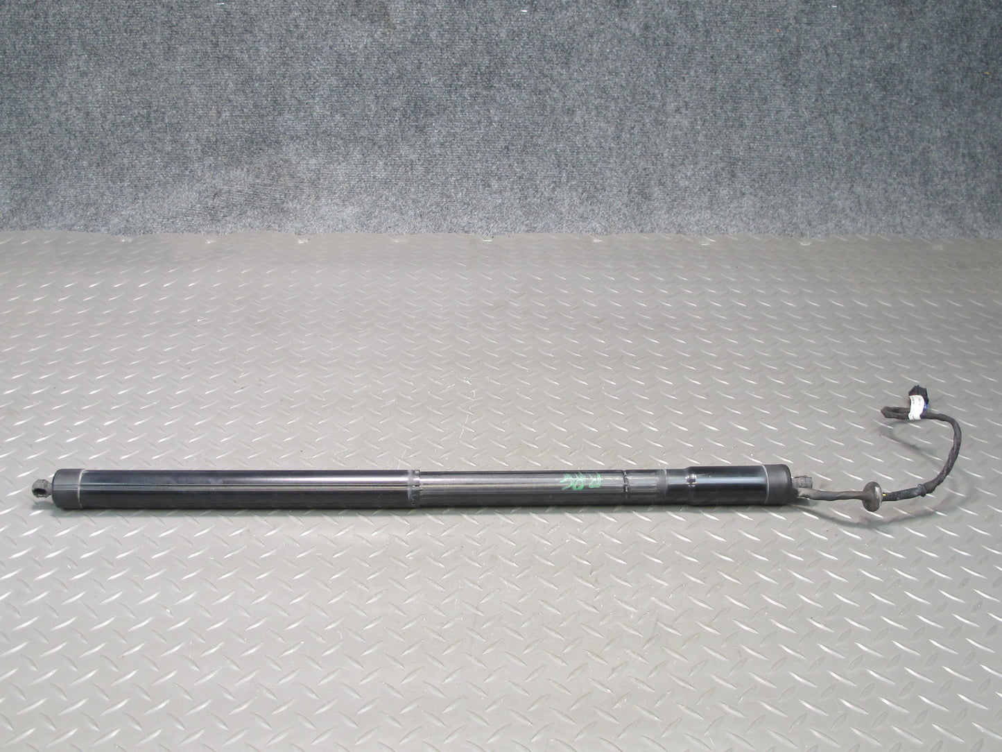 2011-2014 Porsche Cayenne 958 Rear Trunk Hatch Strut Shock Left Right Side Set