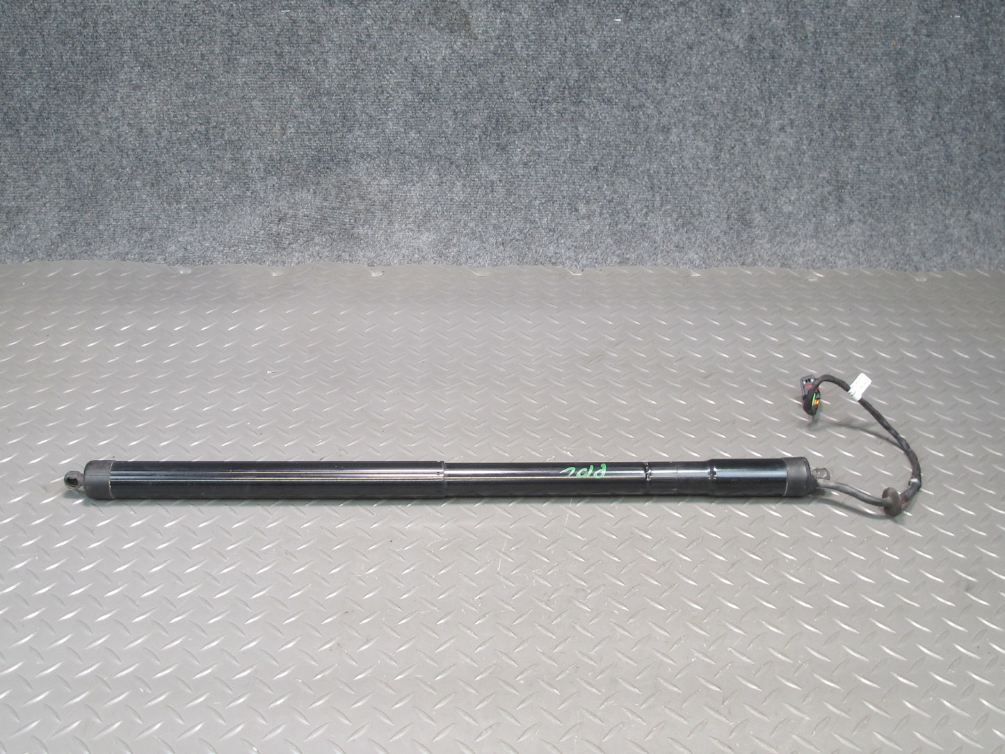 2011-2014 Porsche Cayenne 958 Rear Trunk Hatch Strut Shock Left Right Side Set