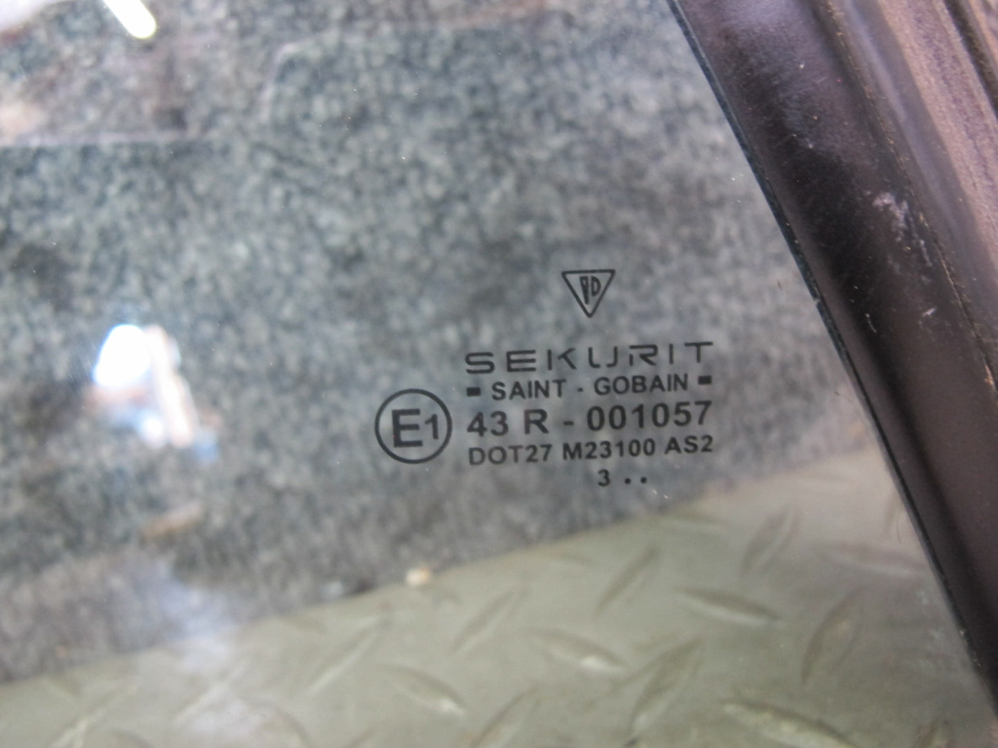 1999-2005 Porsche 911 Carrera 996 Convertible Rear Right Quarter Glass Window