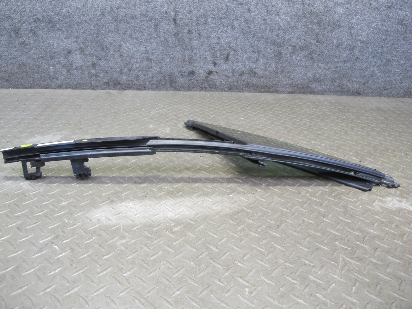 17-23 Porsche Panamera 971 Front Left Door Fixed Glass Window 971845113B