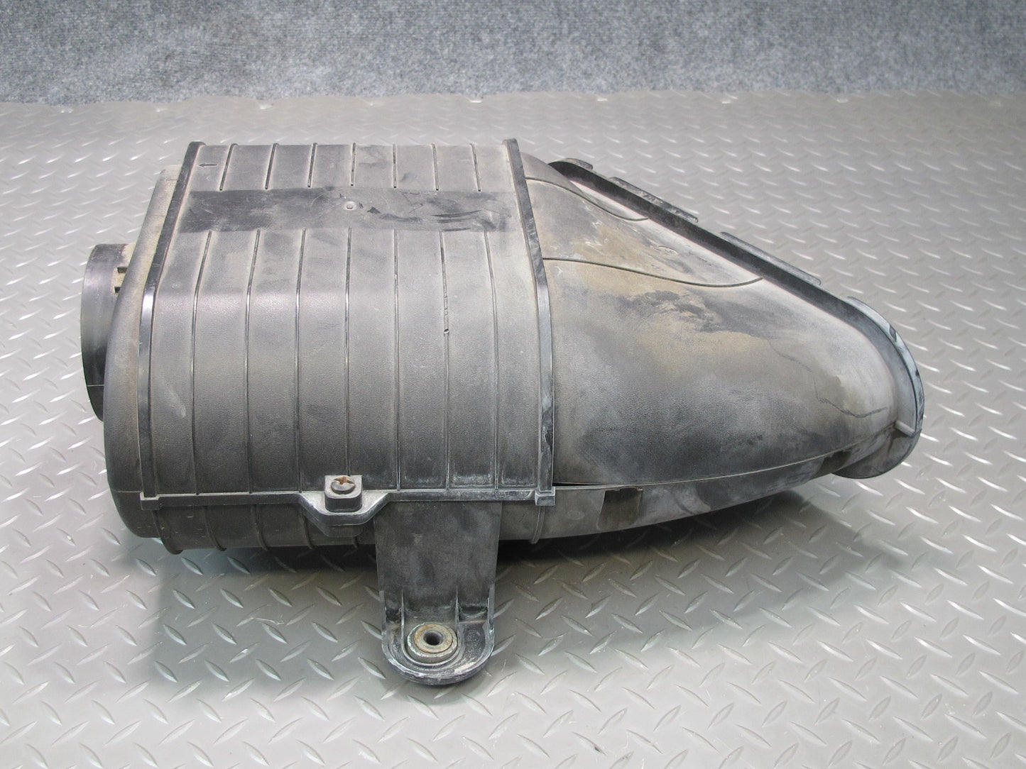 2008-2009 Hummer H2 Air Intake Cleaner Filter Box Housing