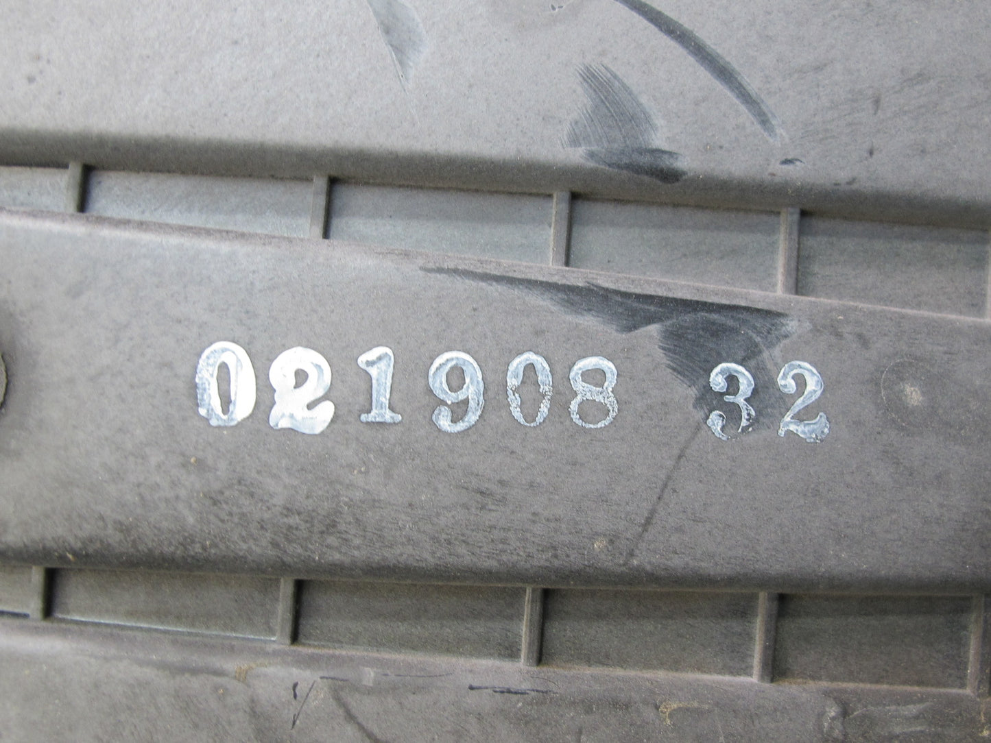 2008-2009 Hummer H2 Air Intake Cleaner Filter Box Housing