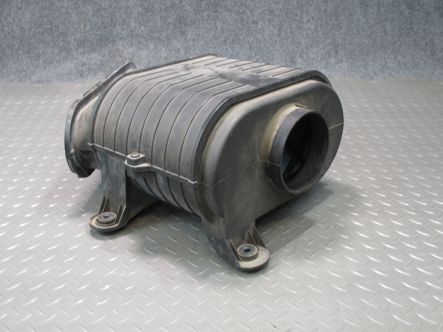 2008-2009 Hummer H2 Air Intake Cleaner Filter Box Housing