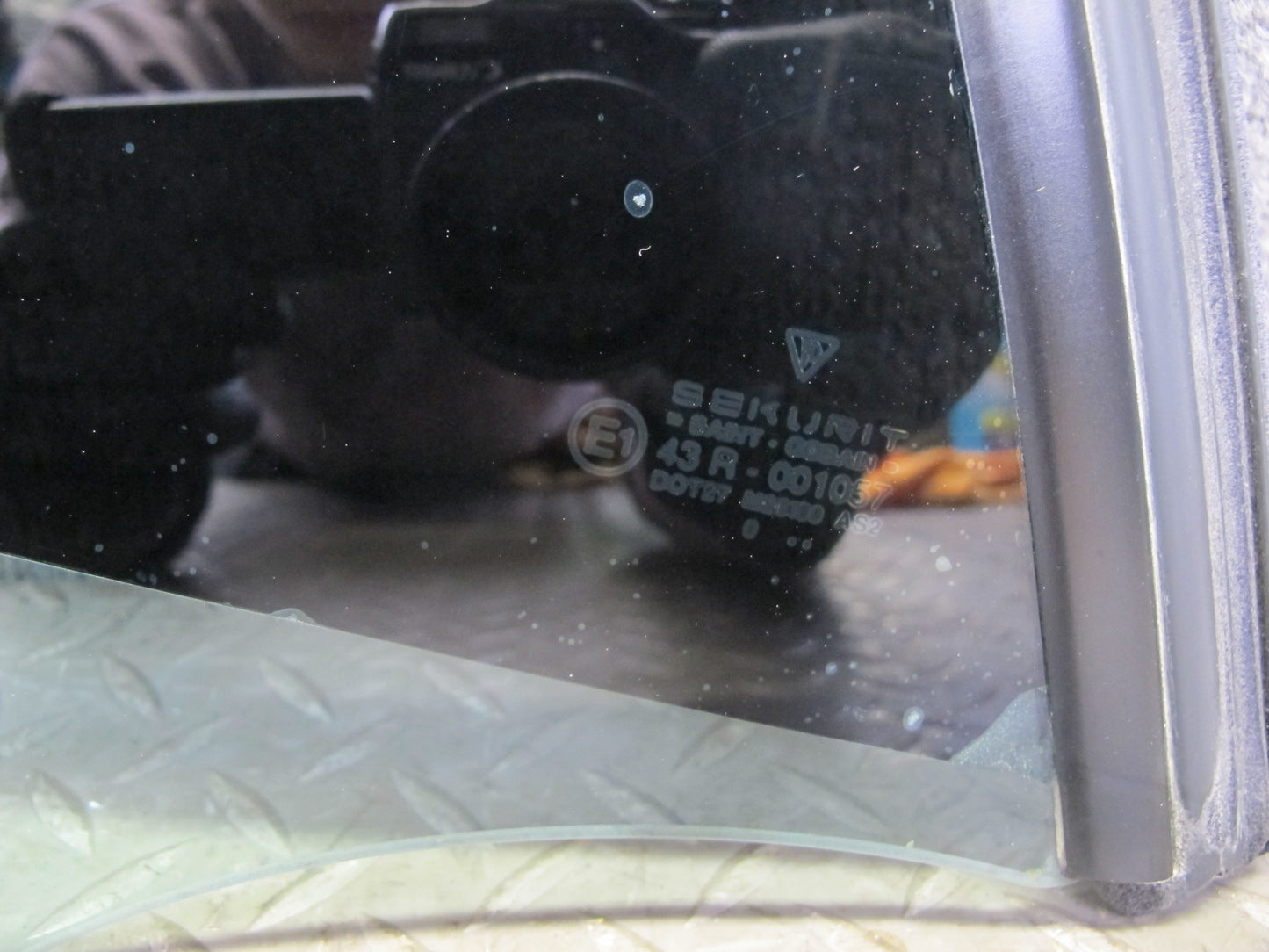 1999-2005 Porsche 911 Carrera 996 Convertible Rear Left Quarter Glass Window