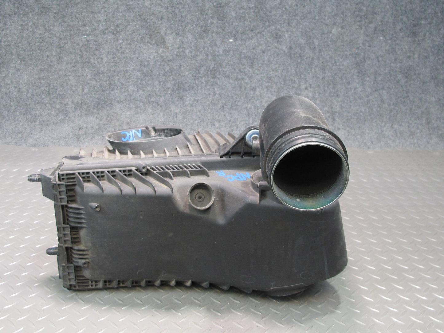 2011-2014 Porsche Cayenne S 958 4.8L Front Right Air Intake Cleaner Filter Box