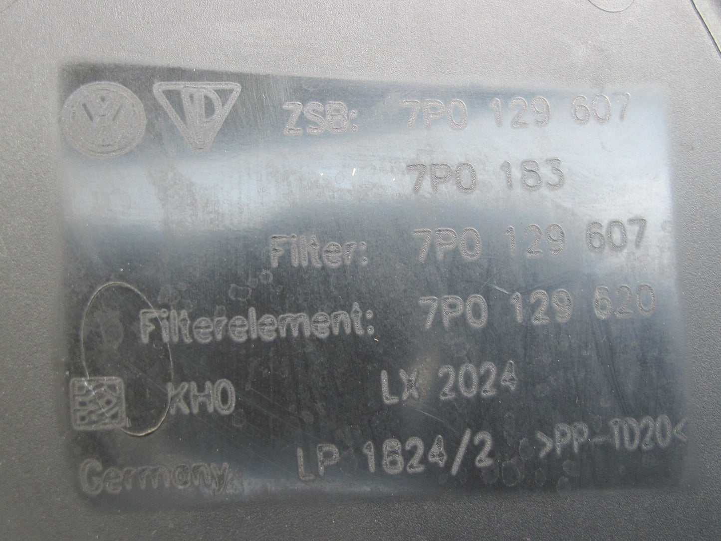 2011-2014 Porsche Cayenne S 958 4.8L Front Right Air Intake Cleaner Filter Box