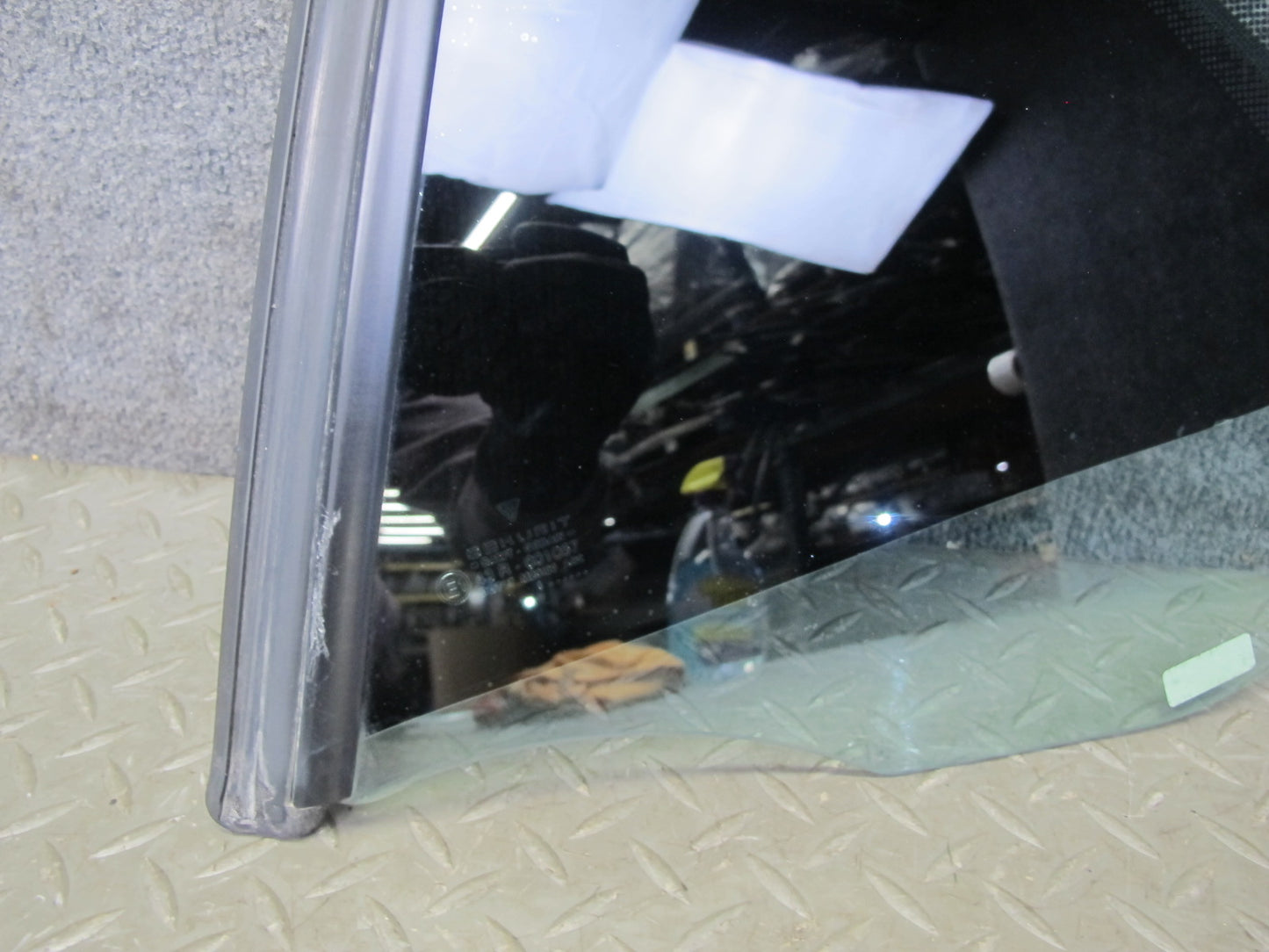 1999-2005 Porsche 911 Carrera 996 Convertible Rear Right Quarter Glass Window