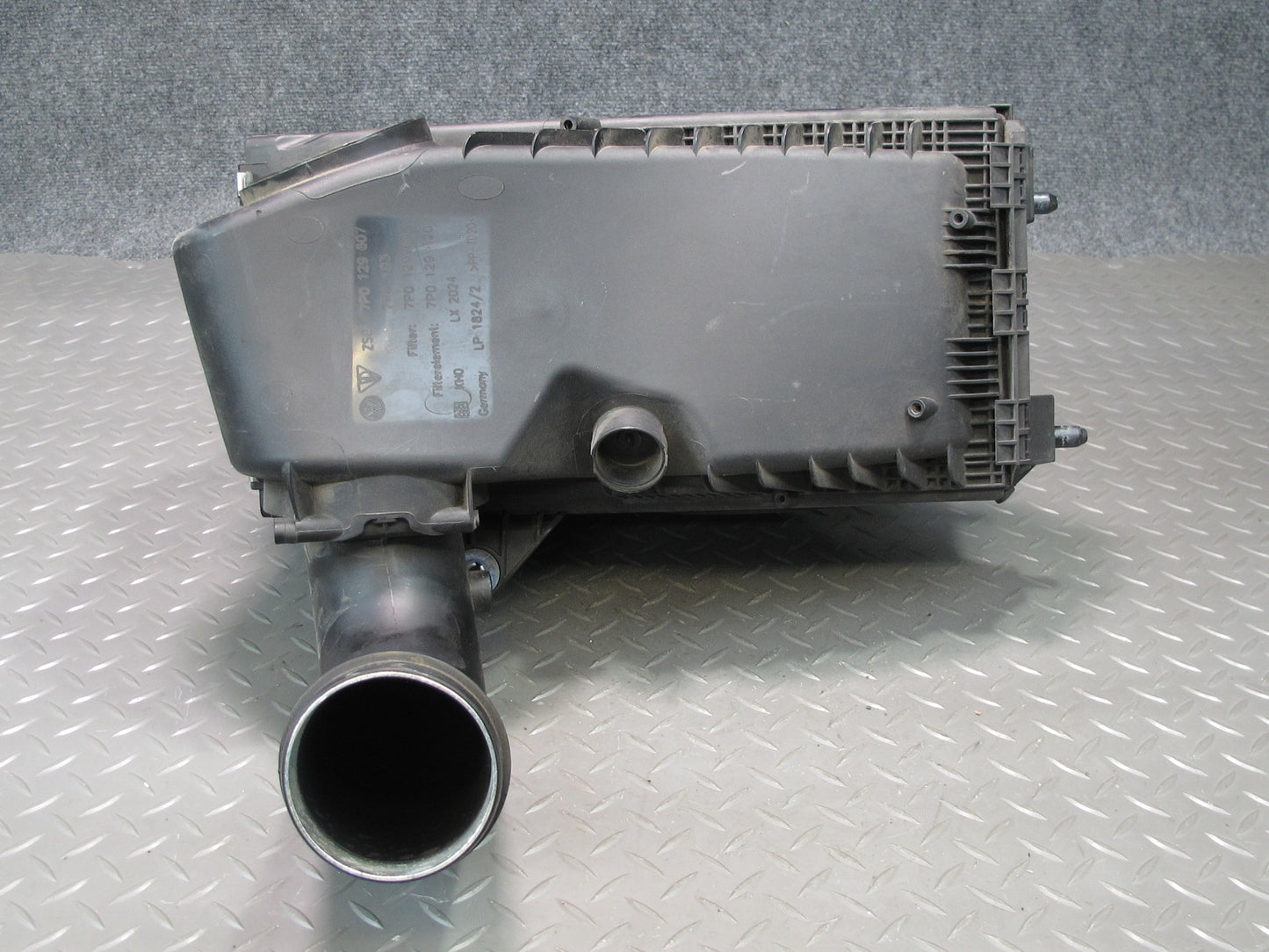 2011-2014 Porsche Cayenne S 958 4.8L Front Right Air Intake Cleaner Filter Box