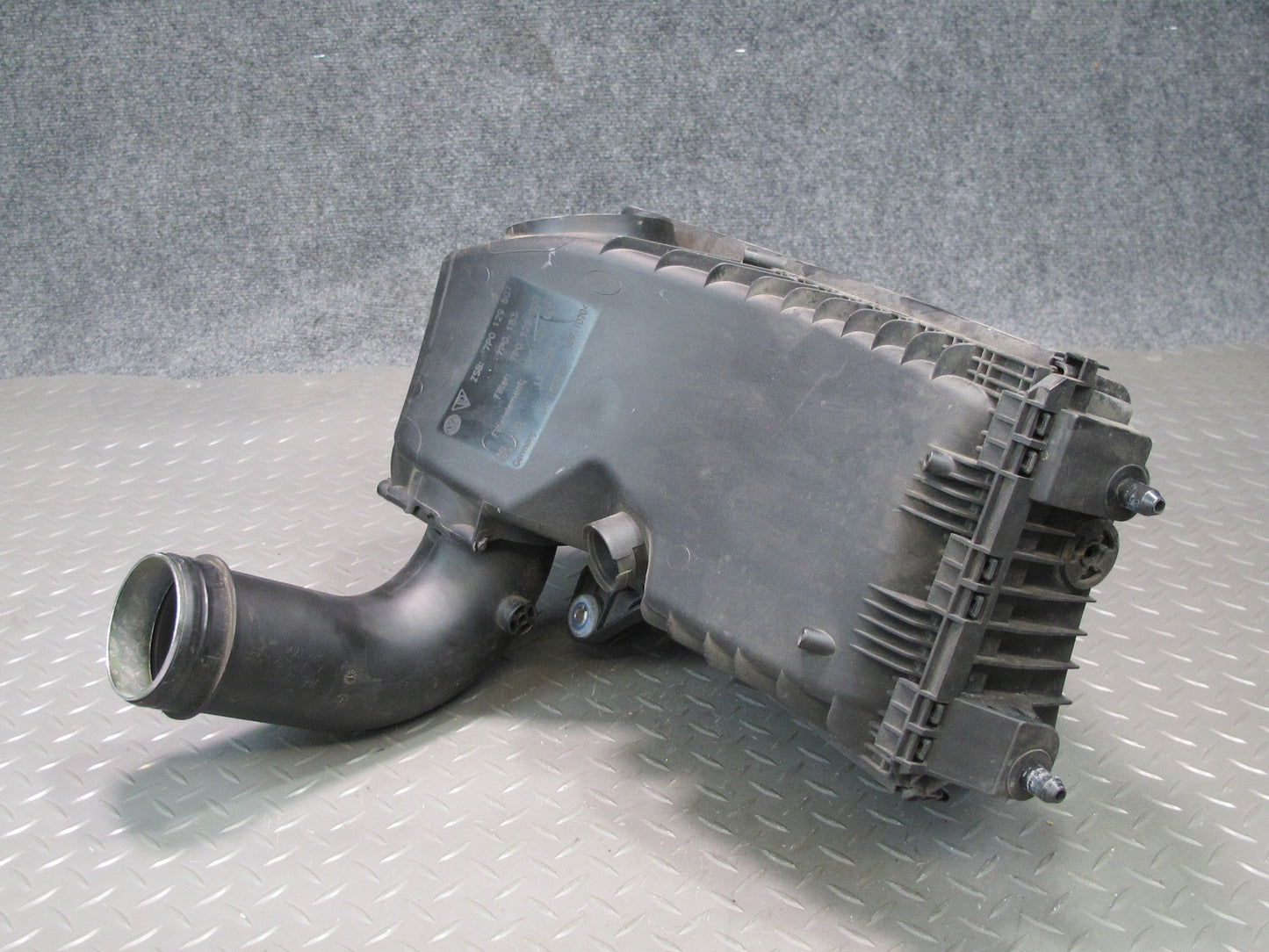 2011-2014 Porsche Cayenne S 958 4.8L Front Right Air Intake Cleaner Filter Box