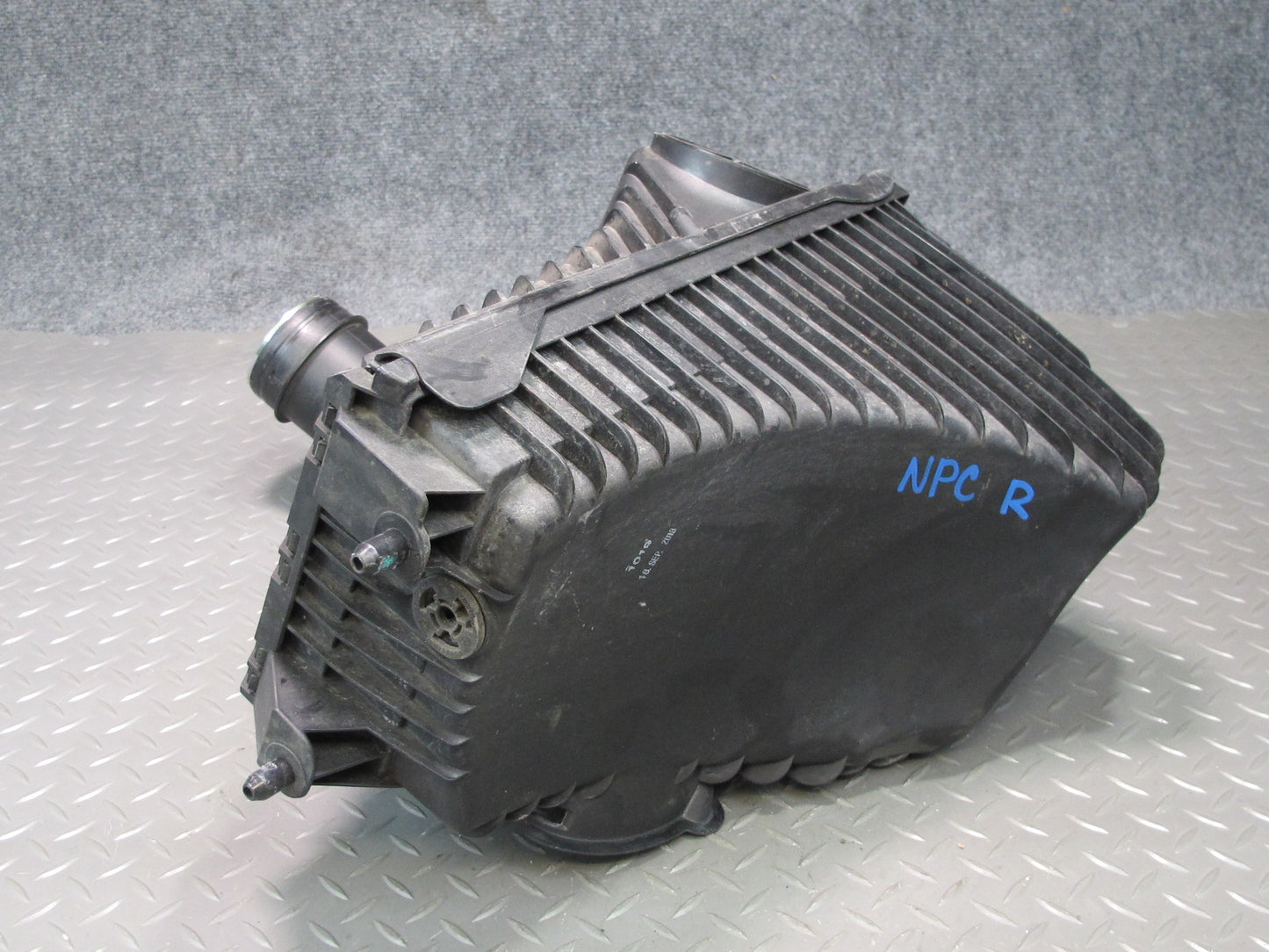 2011-2014 Porsche Cayenne S 958 4.8L Front Right Air Intake Cleaner Filter Box